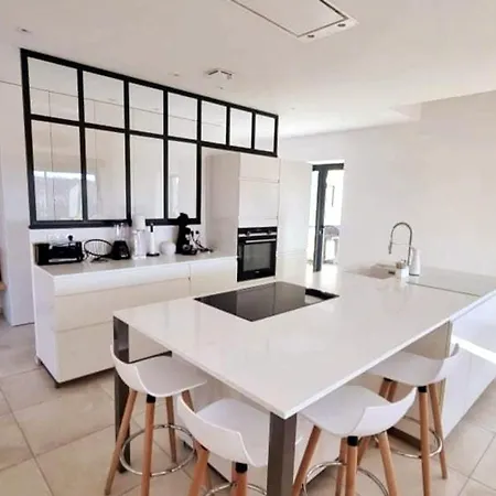 Magnificent Air-conditioned House In An Idyllic Setting With Pool & Garden Villa