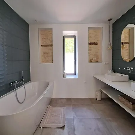 Magnificent Air-conditioned House In An Idyllic Setting With Pool & Garden *